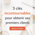 Une femme d'affaires souriante discutant avec des clients potentiels dans un café.
