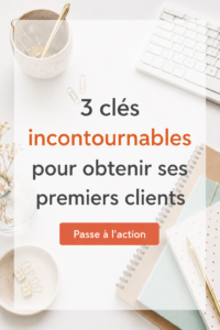 Une femme d'affaires souriante discutant avec des clients potentiels dans un café.