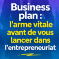 Une femme préparant son business plan avec des documents et un ordinateur.