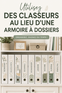 Un bureau organisé avec des classeurs en bois, une ambiance chaleureuse et pratique.