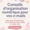 Femme en train d'organiser ses emails sur son ordinateur avec une tasse de café à côté.