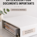 Dossier de documents importants bien organisé sur un bureau