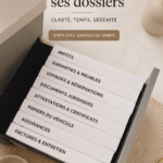Bureau bien rangé avec des fichiers organisés et des fournitures de bureau