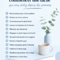 Une femme souriante qui tient un carnet avec une liste de tâches, représentant la gestion du temps.