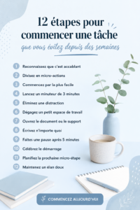 Une femme souriante qui tient un carnet avec une liste de tâches, représentant la gestion du temps.