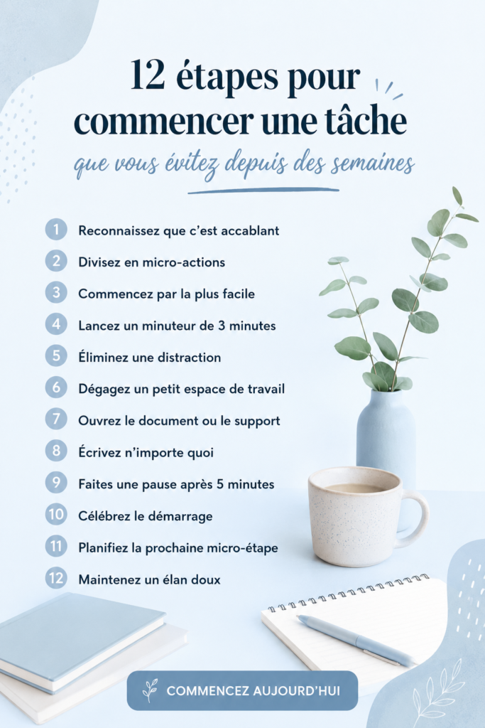 Une femme souriante qui tient un carnet avec une liste de tâches, représentant la gestion du temps.