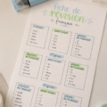 Fiches de révision de français sur une table d'étude