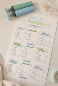 Fiches de révision de français sur une table d'étude