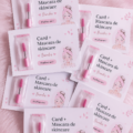 Femme créant une carte de routine skincare et mascara dans un environnement chaleureux.