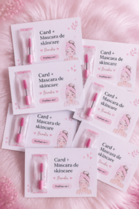 Femme créant une carte de routine skincare et mascara dans un environnement chaleureux.