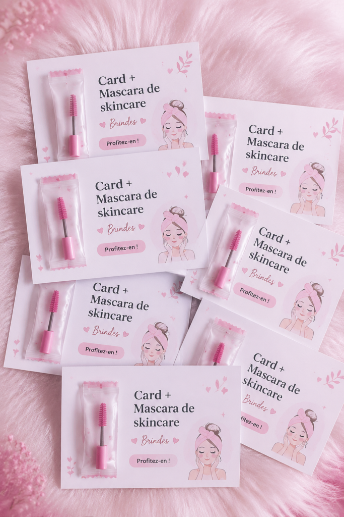 Femme créant une carte de routine skincare et mascara dans un environnement chaleureux.