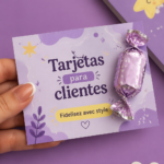 Carrefour d'une belle carte cliente sur un bureau décoré destiné à la fidélisation des clients.