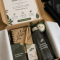 Un kit de bienvenue professionnel pour les nouveaux employés, comprenant des documents et des objets personnalisés.