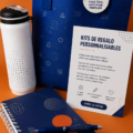 Un kit de cadeaux personnalisables avec divers articles colorés.