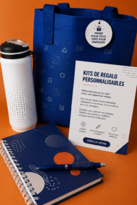 Un kit de cadeaux personnalisables avec divers articles colorés.