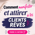 Une femme souriante écrivant ses objectifs de manifestation pour attirer ses clients rêvés.
