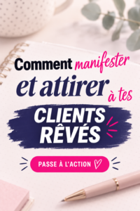 Une femme souriante écrivant ses objectifs de manifestation pour attirer ses clients rêvés.