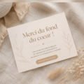 Une carte de remerciement colorée avec des décorations florales.