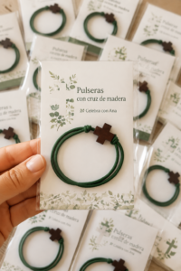 Bracelets en bois à croix présentés sur un fond coloré