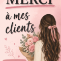 Une femme souriante montrant de la gratitude avec une note de remerciement.