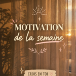 Femme souriante, motivée, travaillant sur son ordinateur dans un espace inspirant.