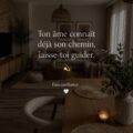 Image d'une femme utilisant son téléphone pour gérer des paiements via Alma.