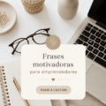 Une femme inspirée par des phrases motivantes sur son bureau