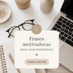 Une femme inspirée par des phrases motivantes sur son bureau