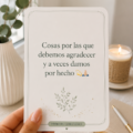 Femme exprimant sa gratitude en regardant un lever de soleil.