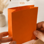 Sac en papier élégant pour emballer un cadeau de manière stylée.