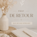 Femme utilisant un service de La Poste pour ses envois avec un sourire chaleureux.