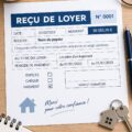 Femme rédigeant un reçu d'arrangement pour un bail locatif