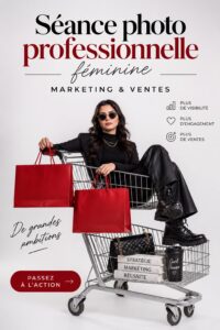Une femme entrepreneure souriante avec un ordinateur portable sur son bureau, illustrant le marketing féminin