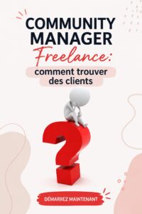 Une femme souriante travaillant sur son ordinateur pour trouver des clients en freelance dans le community management.