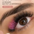 Femme portant une tenue colorée et volumineuse, se sentant confiante.
