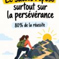 Une femme d'affaires souriante réfléchissant à son chemin vers le succès grâce à sa détermination.